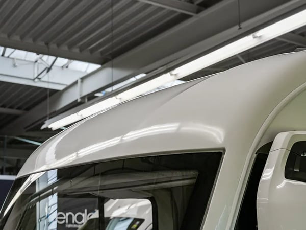 Wohnmobil Keramikversiegelung 21 a white vehicle in a building