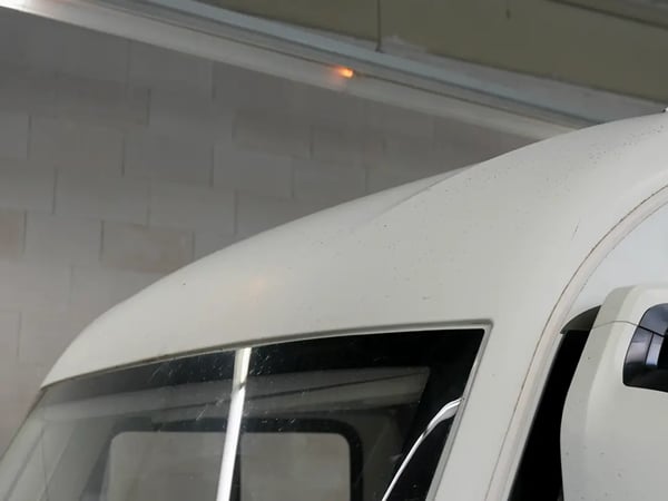 Wohnmobil Keramikversiegelung 20 a white car with black trim